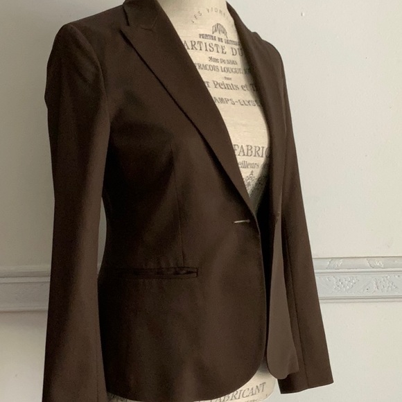 Created by “Theory” A Beautiful Blazer size 2 Solid Brown in color - Picture 4 of 6